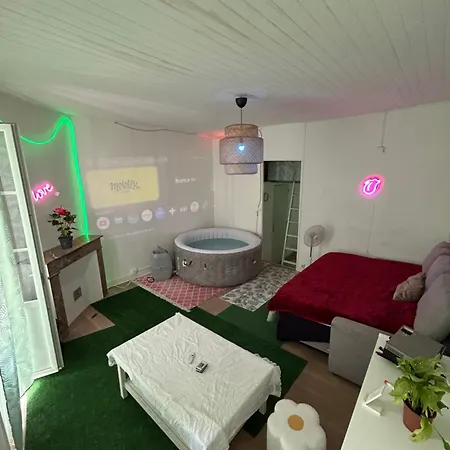 Un Jacuzzi Dans Le Centre Apartment Bordeaux