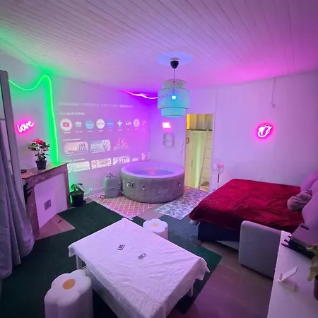 Un Jacuzzi Dans Le Centre Apartment *
